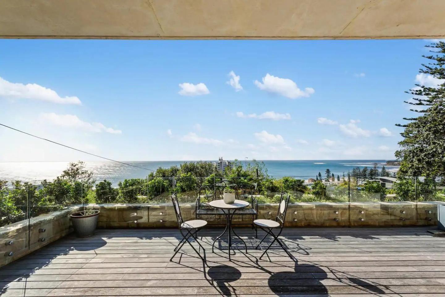 Ocean Views, Deck And Parking At Beach Apartment Collaroy Exterior photo
